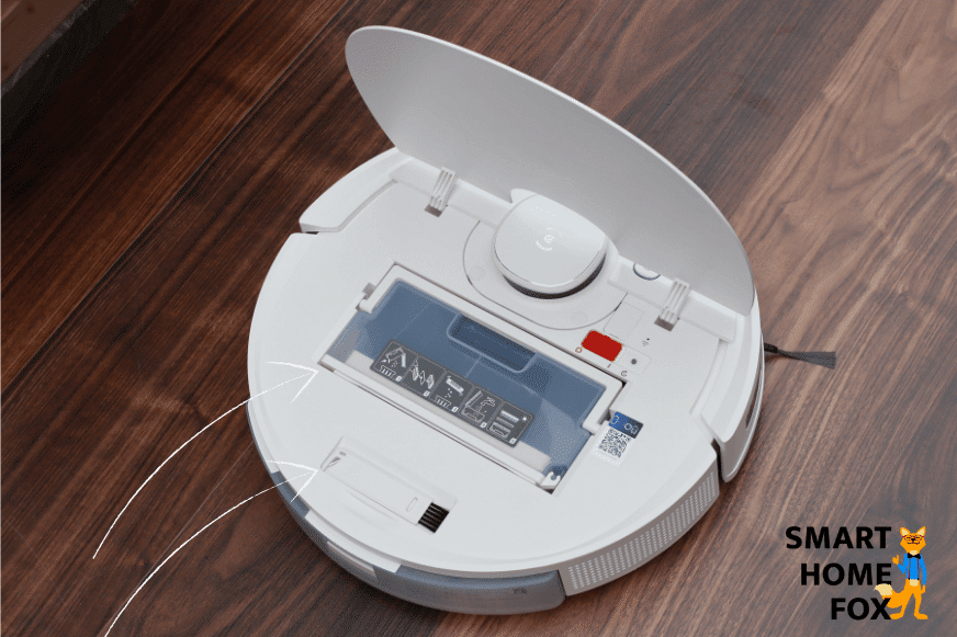 Der Ecovacs Deebot T9 steht mit offener Klappe auf dem Boden